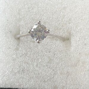 Elegant 925 Sterling Silver Solitaire Ring..cz Size 8 NWOT